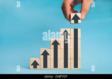 Schéma de carrière de l'échelle concept de processus de réussite de l'entreprise et de la croissance.La main de l'homme organise l'empilage de blocs de bois sous la forme d'un escalier étagé avec Banque D'Images