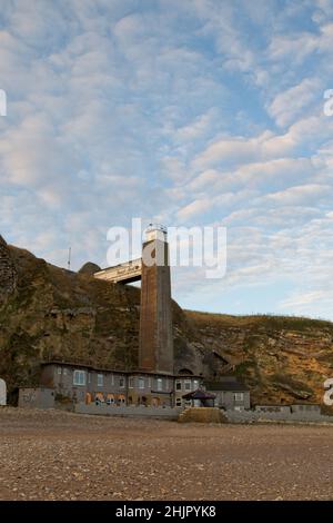 Le Marsden Grotto est un gastéropub situé au pied de la falaise sur la côte à Marsden dans South Shields, Tyne & Wear, Angleterre. Banque D'Images