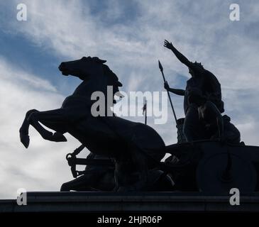 Statue de bronze de Boadicea (Boudica) et ses filles près du pont de Westminster, Londres Banque D'Images