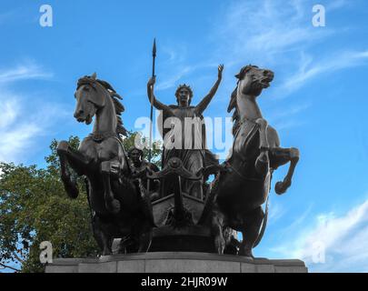 Statue de bronze de Boadicea (Boudica) et ses filles près du pont de Westminster, Londres Banque D'Images