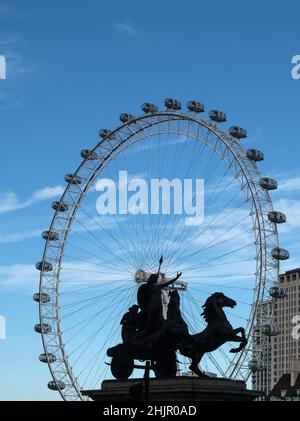 Statue de bronze de Boadicea (Boudica) et ses filles près du pont de Westminster, Londres Banque D'Images