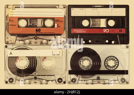 Image de style rétro de quatre anciennes cassettes audio compactes sur fond sépia Banque D'Images