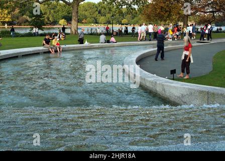 Princess Diana Memorial Fountain à Hyde Park, Londres, Royaume-Uni Banque D'Images