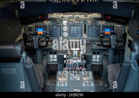 Vue générale du cockpit vide.Simulateur de vol commercial pour la formation en vol. Banque D'Images