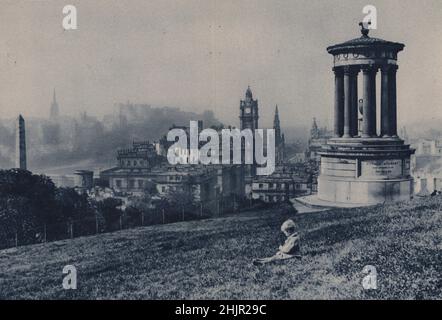 Vue sur Edimbourg depuis le monument à Dugald Stewart sur la colline de Calton. L'église et le château de Tolbooth. Hôtel North British et monument Scott (1923) Banque D'Images