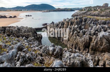 Formations rocheuses de l'île de San Pedro et de l'Islita de la Oliva sur la plage de Noja à Cantabrie, dans le nord de l'Espagne Banque D'Images