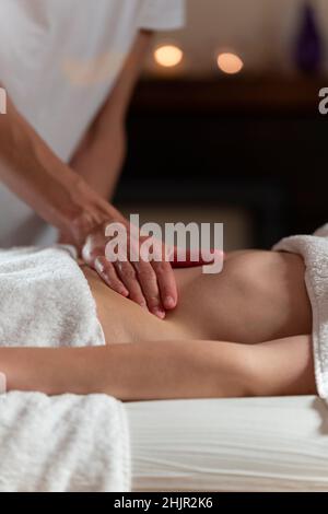 Une femme masseuse faisant un massage à l'huile à une autre femme sur le ventre Banque D'Images