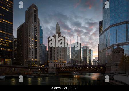 Vue sur le centre-ville de Chicago sur la rivière. Banque D'Images