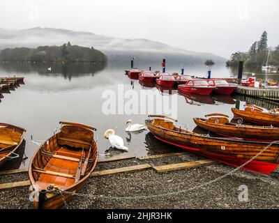 Un petit matin rêveur sur le lac Windermere dans le district du lac Banque D'Images