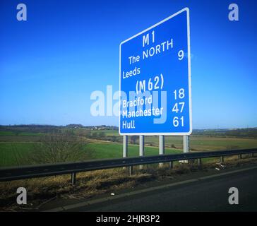 M1 panneau indiquant la circulation en direction du nord à 9m kilomètres au sud de Leeds dans le Yorkshire. Banque D'Images