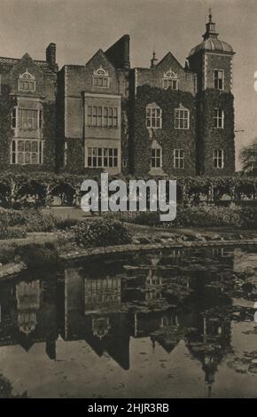 Située dans un beau domaine, Hatfield House, Hertfordshire, siège des Cecils, est une belle demeure de Jacobean construite en 1610-11. Angleterre (1923) Banque D'Images