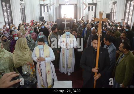 Peshawar, Khyber Pakhtunkhwa, Pakistan.31st janvier 2022.Les boureurs portent le cercueil du prêtre chrétien, le Père William Siraj, 75 ans, pendant son service funéraire à l'Église des Saints.Lundi, la police pakistanaise a élargi sa chasse à l'homme à deux assaillants non identifiés qui ont abattu un Siraj et blessé un autre prêtre dimanche.(Image de crédit : © Hussain Ali/Pacific Press via ZUMA Press Wire) Banque D'Images