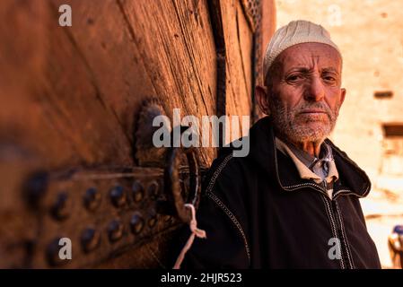 Portrait d'un vieil homme arabe vivant dans une kasbah au Maroc. Banque D'Images
