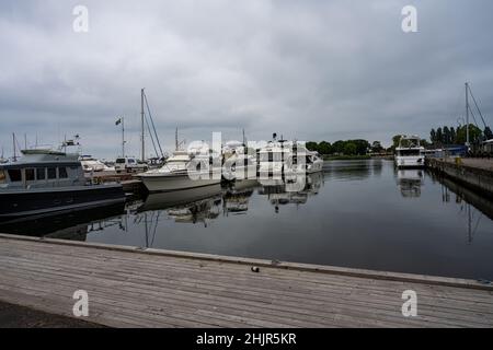 BORGHOLM, SUÈDE - 24 JUIN 2021 : port de Borgholm sur l'île suédoise de la mer Baltique Oland.Cette île est une destination populaire pour les bateaux de loisirs Banque D'Images