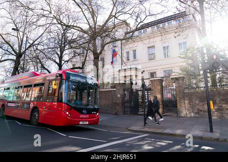 Vue générale de l'ambassade de Russie à Londres.Le Premier ministre Boris Johnson se rendra à Kiev pour des discussions de crise avec le président ukrainien Volodymyr Zelensky, dans un contexte de craintes persistantes quant à l'intensification militaire de la Russie.Date de la photo: Lundi 31 janvier 2022.Voir PA Story POLITICS Ukraine.Le crédit photo devrait se lire comme suit : Kirsty O'Connor/PA Wire Banque D'Images