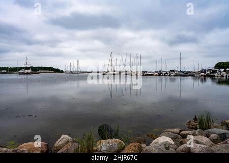 Borgholm marina sur l'île suédoise de la mer Baltique Oland.Cette île est une destination populaire pour les bateaux de loisirs Banque D'Images