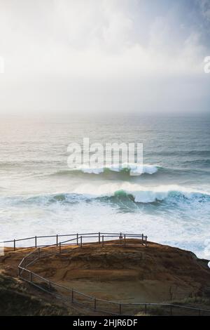 Vagues de l'océan dans la côte de l'Oregon par temps violent Banque D'Images