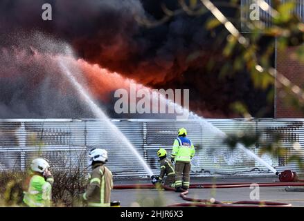 Nottingham, Nottinghamshire, Royaume-Uni.31st janvier 2022.Les pompiers affrontent un incendie dans un centre de recyclage situé dans une zone industrielle de la région de Dunkerque.Credit Darren Staples/Alay Live News. Banque D'Images