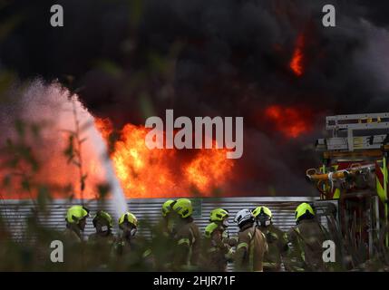 Nottingham, Nottinghamshire, Royaume-Uni.31st janvier 2022.Les pompiers affrontent un incendie dans un centre de recyclage situé dans une zone industrielle de la région de Dunkerque.Credit Darren Staples/Alay Live News. Banque D'Images