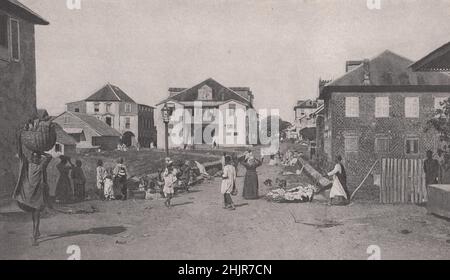 Commerçants locaux dans une rue de Freetown, capitale de la Sierra Leone et plus grand port d'Afrique de l'Ouest (1923) Banque D'Images