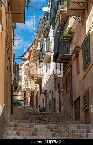 Rue étroite, Caccamo, Sicile, Italie Banque D'Images