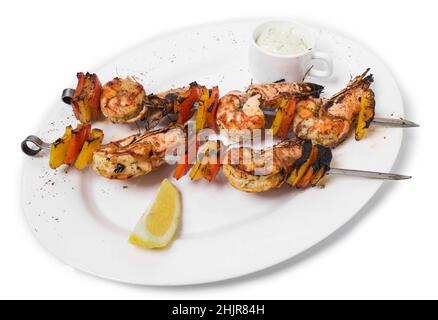 Délicieuses crevettes grillées sur brochettes.Isolé sur un fond blanc. Banque D'Images