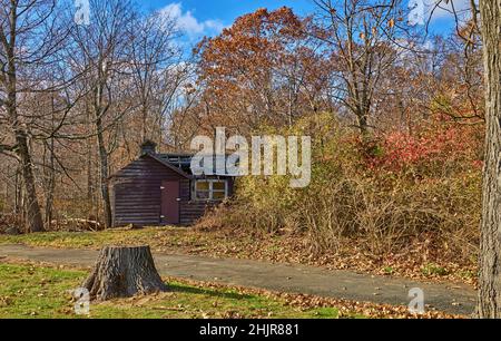 Photo d'une ancienne maison abandonnée et en train de s'effondrer.Au Palisades Interstate Park State Line Lookout à Alpine NJ. Banque D'Images