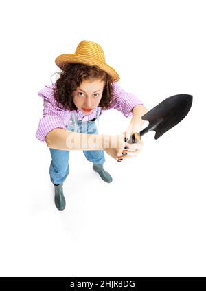 Vue en grand angle de la jeune fille, jardinière féminine en uniforme de travail et bottes de gommBoots isolées sur fond blanc.Concept de travail, d'émotions, d'agronomie Banque D'Images