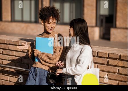 Deux filles s'amusent à parler à l'extérieur dans le bureau Banque D'Images