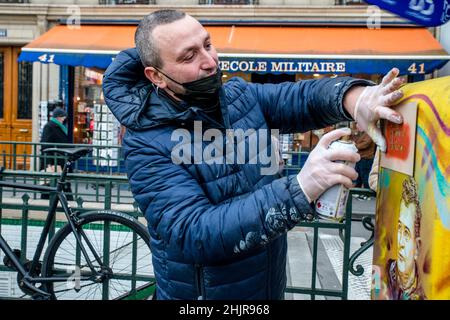 L'artiste français de rue C215 pulvérise les visages d'environ 20 compagnons de la libération dans des boîtes aux lettres ou des boîtes électriques autour des Invalides à Paris, en France, le 31 janvier 2022, avant l'ouverture en février 7 d'une exposition de ses créations au Musée de l'ordre de la libération.Photo de Denis Prezat/avenir photos/ABACAPRESS.COM Banque D'Images