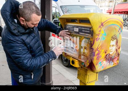 L'artiste français de rue C215 pulvérise les visages d'environ 20 compagnons de la libération dans des boîtes aux lettres ou des boîtes électriques autour des Invalides à Paris, en France, le 31 janvier 2022, avant l'ouverture en février 7 d'une exposition de ses créations au Musée de l'ordre de la libération.Photo de Denis Prezat/avenir photos/ABACAPRESS.COM Banque D'Images