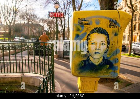 L'artiste français de rue C215 pulvérise les visages d'environ 20 compagnons de la libération dans des boîtes aux lettres ou des boîtes électriques autour des Invalides à Paris, en France, le 31 janvier 2022, avant l'ouverture en février 7 d'une exposition de ses créations au Musée de l'ordre de la libération.Photo de Denis Prezat/avenir photos/ABACAPRESS.COM Banque D'Images