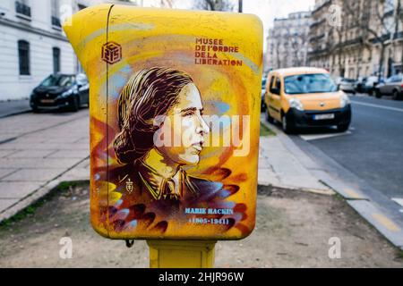 L'artiste français de rue C215 pulvérise les visages d'environ 20 compagnons de la libération dans des boîtes aux lettres ou des boîtes électriques autour des Invalides à Paris, en France, le 31 janvier 2022, avant l'ouverture en février 7 d'une exposition de ses créations au Musée de l'ordre de la libération.Photo de Denis Prezat/avenir photos/ABACAPRESS.COM Banque D'Images