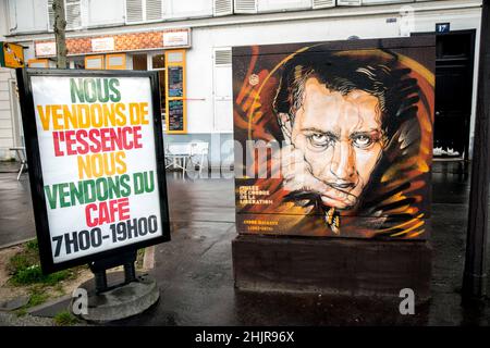 L'artiste français de rue C215 pulvérise les visages d'environ 20 compagnons de la libération dans des boîtes aux lettres ou des boîtes électriques autour des Invalides à Paris, en France, le 31 janvier 2022, avant l'ouverture en février 7 d'une exposition de ses créations au Musée de l'ordre de la libération.Photo de Denis Prezat/avenir photos/ABACAPRESS.COM Banque D'Images