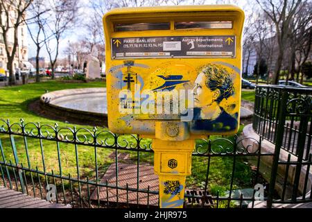 L'artiste français de rue C215 pulvérise les visages d'environ 20 compagnons de la libération dans des boîtes aux lettres ou des boîtes électriques autour des Invalides à Paris, en France, le 31 janvier 2022, avant l'ouverture en février 7 d'une exposition de ses créations au Musée de l'ordre de la libération.Photo de Denis Prezat/avenir photos/ABACAPRESS.COM Banque D'Images