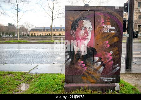 L'artiste français de rue C215 pulvérise les visages d'environ 20 compagnons de la libération dans des boîtes aux lettres ou des boîtes électriques autour des Invalides à Paris, en France, le 31 janvier 2022, avant l'ouverture en février 7 d'une exposition de ses créations au Musée de l'ordre de la libération.Photo de Denis Prezat/avenir photos/ABACAPRESS.COM Banque D'Images