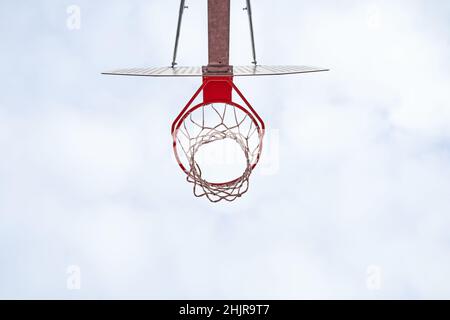 Directement en dessous de la vue du panier de basket-ball contre le ciel bleu Banque D'Images