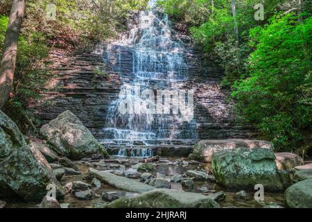 Grand mur de rochers avec cascade qui coule dans les eaux peu profondes entourées de rochers et de rochers aux chutes de Benton, dans la proue nationale Cherokee Banque D'Images