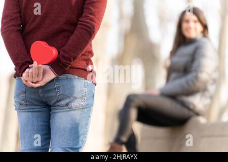 L'homme surprend sa petite amie avec un cadeau en forme de cœur Banque D'Images