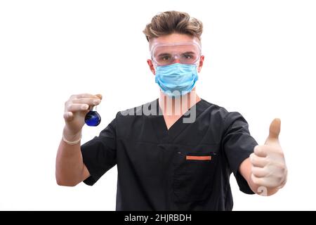 Homme beau chimiste avec expérience de fabrication de flacons en laboratoire Banque D'Images