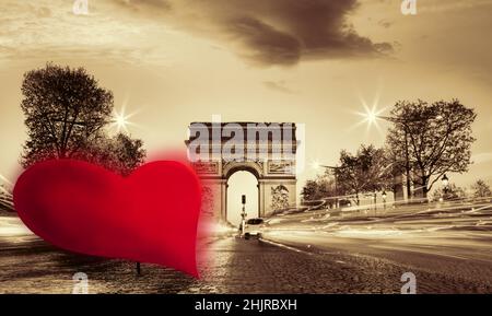 Arc de Triomphe contre coeur rouge sur la rue des champs-Elysées, bonne Saint Valentin, Paris en amour, France Banque D'Images