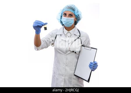 Femme en uniforme médical contenant des ampoules avec des médicaments isolés sur fond blanc Banque D'Images