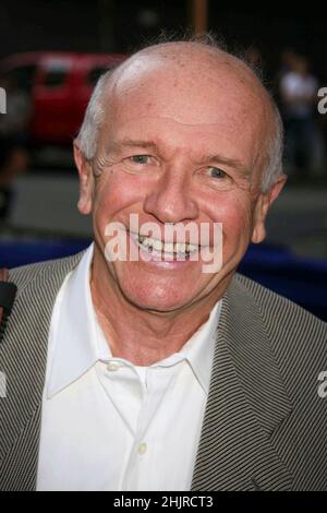 Terrence McNally participe à la soirée d'ouverture de « Faith Healer » au Booth Theatre de New York le 4 mai 2006.Crédit photo : Henry McGee/MediaPunch Banque D'Images