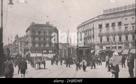 Célèbre Puerta del sol, le centre de vie et de circulation de Madrid. Espagne (1923) Banque D'Images