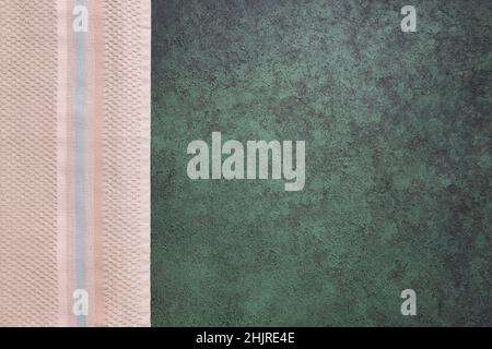 Arrière-plan vert avec serviette en tissu beige à rayures avec espace pour le texte, arrière-plan culinaire pour la recette ou le design du restaurant, mise en page Banque D'Images