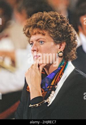 Dossier - Virginia Thomas regarde l'audience devant la Commission judiciaire du Sénat américain pour confirmer son mari, le juge Clarence Thomas, comme juge associé de la Cour suprême des États-Unis dans la salle du caucus du Sénat américain à Washington, DC le 10 septembre 1991.Thomas a été nommé à ce poste par le président américain George H.W.Bush, le 1 juillet 1991, remplacera le juge Thurgood Marshall qui prend sa retraite.Photo par Arnie Sachs / CNP /ABACAPRESS.COM Banque D'Images