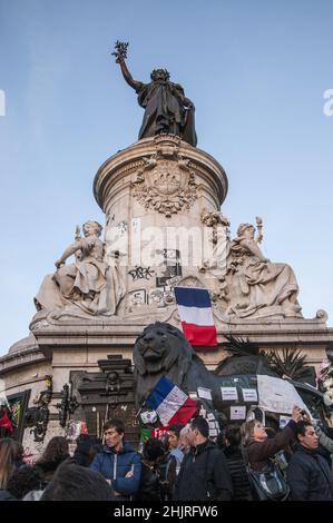 France.Paris.2015-11-15 lieu de la République : les Parisiens sont les hommages aux victimes des attentats terroristes du 13 novembre 2015 dans la région de la République Banque D'Images