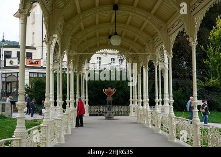 Karlovy Vary, République tchèque - 27 septembre 2021 - le Printemps du serpent - la source minérale la plus délicieuse de Karlovy varie en fin d'après-midi d'été Banque D'Images