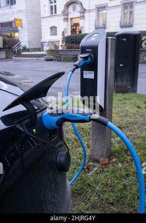 Jelenia Gora, Pologne - 15 janvier 2022.Un cliché statique d'une charge de moteur double Tesla modèle 3 noir et solide à la station de charge CA en hiver ensoleillé Banque D'Images