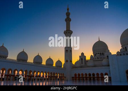 La magnifique grande mosquée Sheikh Zayed à Abu Dhabi au coucher du soleil Banque D'Images